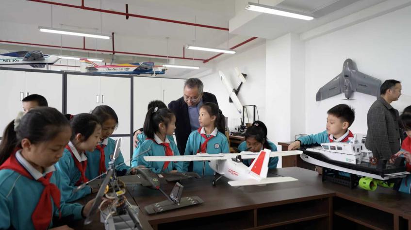 大手拉小手，共赴科技之约  ——人工智能学院迎来环球融创实验学校师生参观